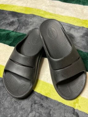 Women’s OOFOS OOahh Unisex Recovery Slid Sandles Size 9